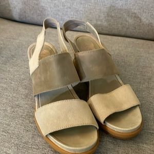 Sorel sandals only worn once!